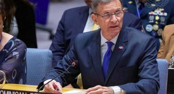 Canciller Roberto Álvarez califica de insensata la solicitud de detener las repatriaciones de haitianos indocumentados