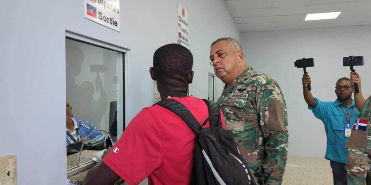 Director de Migración reconoce que hay un negocio detrás de la entrada ilegal de haitianos