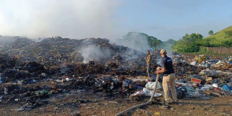 Desaprensivos prenden fuego al vertedero de Miches afectando a las comunidades por la humareda