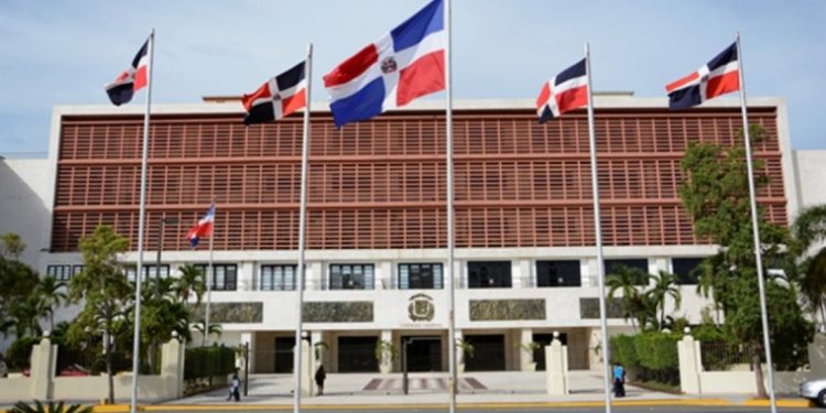 Compromiso Santiago valora prudente y democrático retiro reforma fiscal