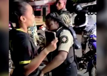 Una agente de la DNCD es sancionada por maltrato verbal a ciudadana