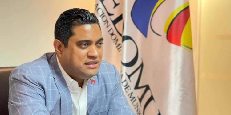 El Gobierno y la oposición se enfrentan por la sustitución del alcalde de La Vega