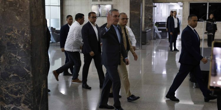 Luis Abinader se reúne con el Consejo de Defensa y Seguridad Nacional para abordar tema migratorio