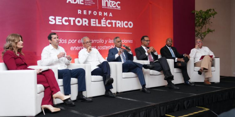 Ministro dice se desarrollan 30 proyectos de generación eléctrica para suplir demanda