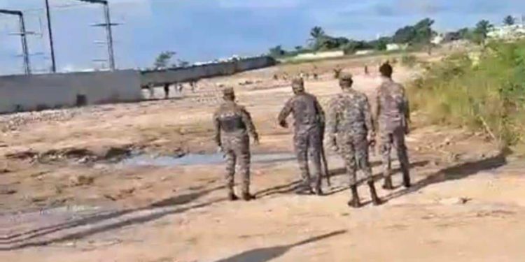 Haitianos protestan en la Autovía del Coral en reclamo de transporte hacia sus lugares de trabajo