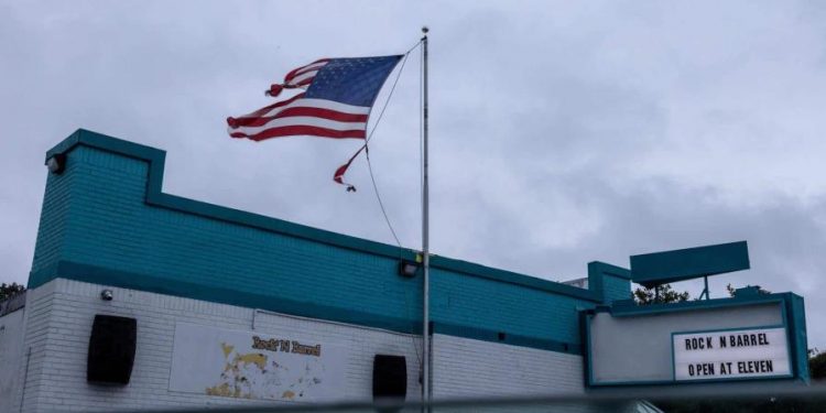 Milton sigue perdiendo intensidad y baja a categoría 3 mientras se aproxima a Florida