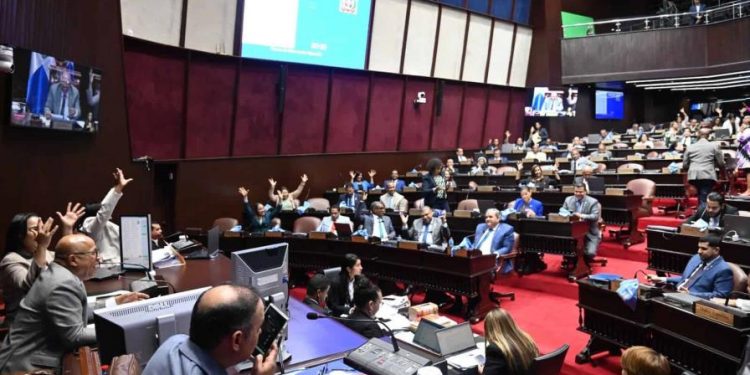 Diputados aprueban préstamos por US$625 millones para enfrentar apagones y el cambio climático