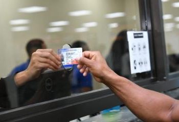 Polémica por la renovación de licencias de conducir para adultos mayores 65 años