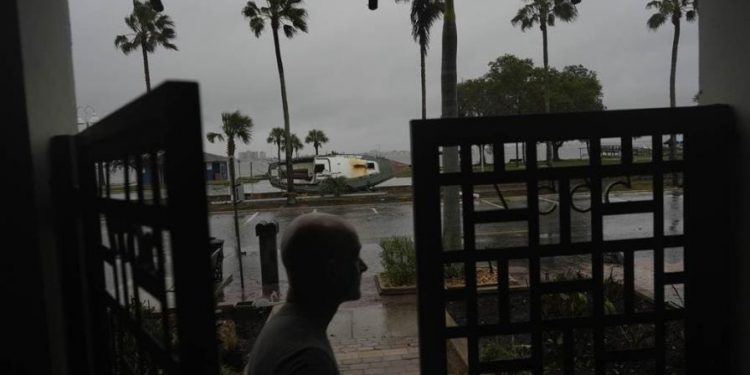Huracán Milton deja cuatro muertos, inundaciones y millones sin electricidad en Florida