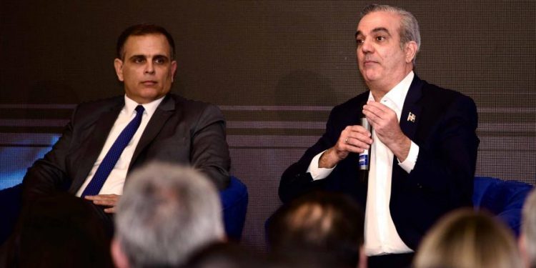 Abinader y Jochi Vicente defienden la reforma fiscal