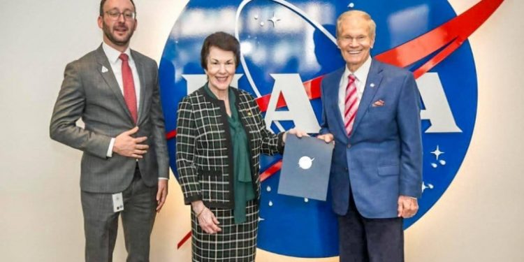 RD firma acuerdo con la Nasa para explorar y desarrollar la industria espacial