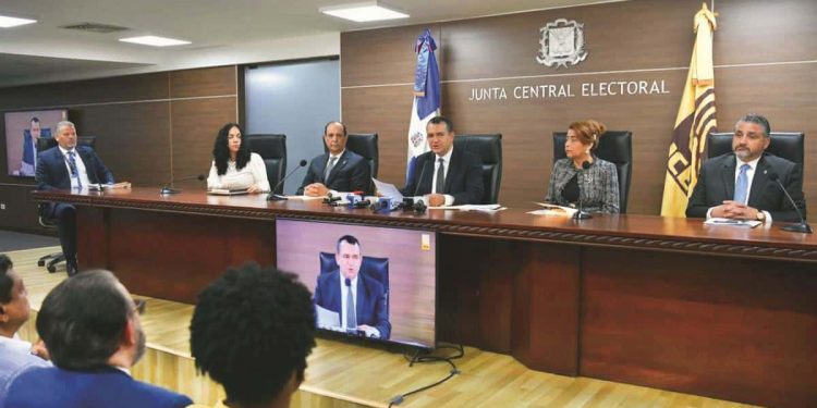 Los miembros titulares de la JCE ya se inscribieron para repetir en sus cargos