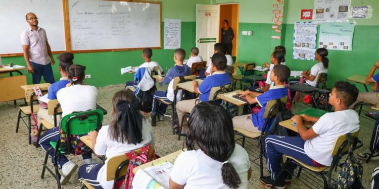 Más de 17 mil extranjeros cursan estudios en niveles básico y secundario en centros de Santiago