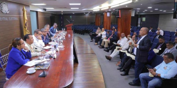 La JCE presenta a los partidos el estatus de la licitación para renovar la cédula