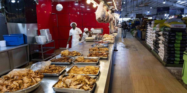 Los precios del pollo bajan hasta RD$25 pesos en los mercados