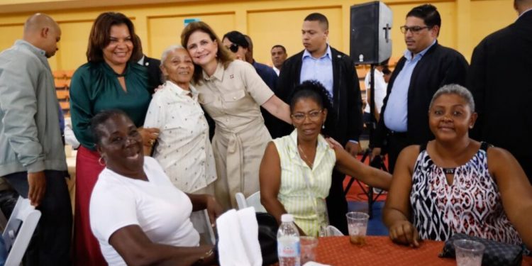 Raquel Peña celebra el inicio de la Navidad en Monte Plata junto a más de 1,200 comunitarios