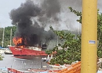 Al menos cuatro personas resultaron heridas tras incendio de embarcación en la Bahía de Luperón, Puerto Plata