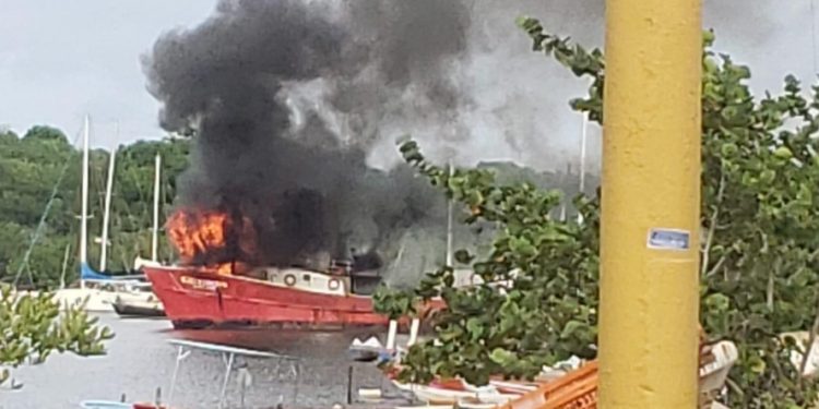 Al menos cuatro personas resultaron heridas tras incendio de embarcación en la Bahía de Luperón, Puerto Plata