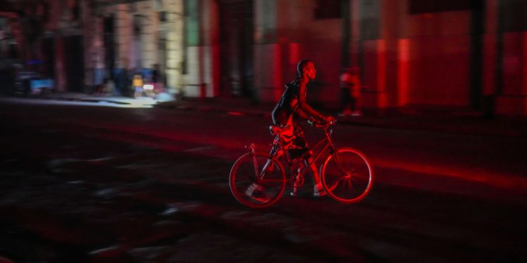 El huracán Rafael cruza el oeste de Cuba como categoría 3 y provoca un nuevo apagón total