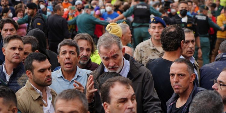 El rey de España dice que "hay que entender el enfado" en ciudades afectadas por temporal