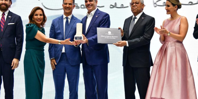 Abinader entrega premio Óscar de la Renta