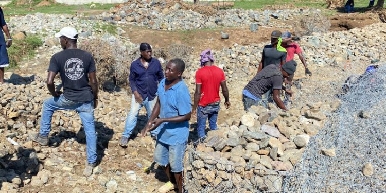Haitianos inician reparación de muro de gaviones del canal afectado por crecida del río Masacre