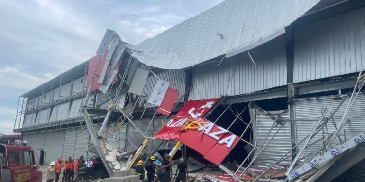 Construcción de plaza comercial que se derrumbó en Santiago había sido paralizada por autoridades