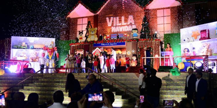 Abinader se da un baño de festejo navideño tras inaugurar Villa Navidad