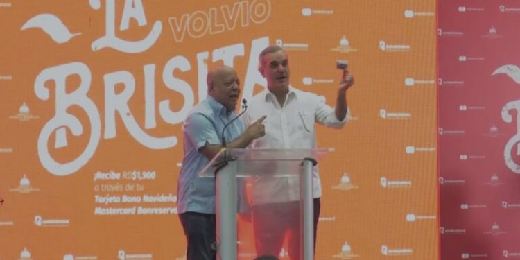 Luis Abinader: «En navidad hay que relajarse y olvidarse hasta de los colores de los partidos políticos»