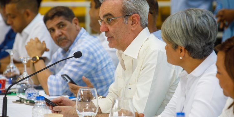Presidente Abinader se reúne con organizaciones comunitarias en San Pedro de Macorís y destaca proyectos claves para desarrollo de esa provincia.
