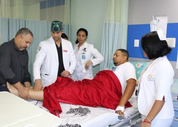 Joven bombero recibe cirugía de cadera en el Hospital Cabral y Báez tras pedir apoyo económico en medios de comunicación.