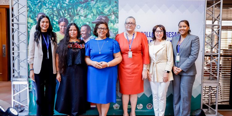 Vicealcaldesa de Santiago participa en Foro de Desarrollo Empresarial Sostenible para Cadenas Alimentarias del Caribe