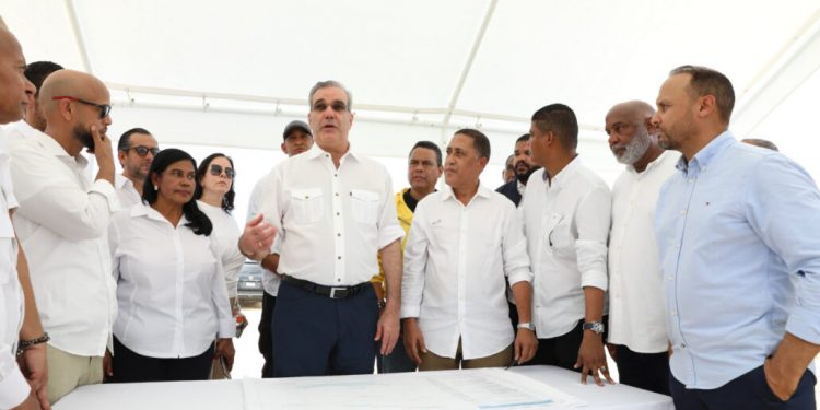 Presidente Luis Abinader supervisa los trabajos del malecón de Nagua