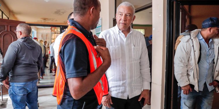 Ministro administrativo de la Presidencia supervisa zonas afectadas por lluvias en Gaspar Hernández y Nagua
