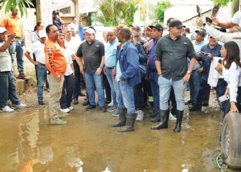 Ministro Paliza recorre zonas afectadas en Cabarete por lluvias; dispone de un gran operativo para auxiliar a la población