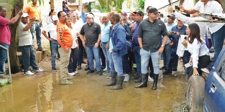 Ministro Paliza recorre zonas afectadas en Cabarete por lluvias; dispone de un gran operativo para auxiliar a la población