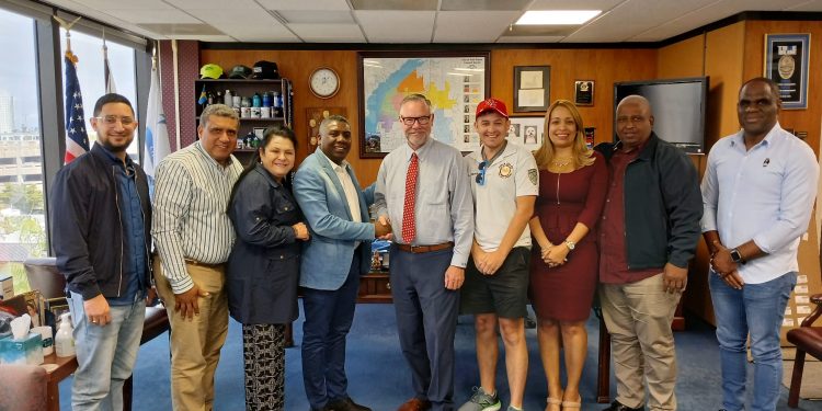 Alcaldías de Santiago y Fort Myers firman acuerdo de cooperación en aseo urbano y seguridad municipal