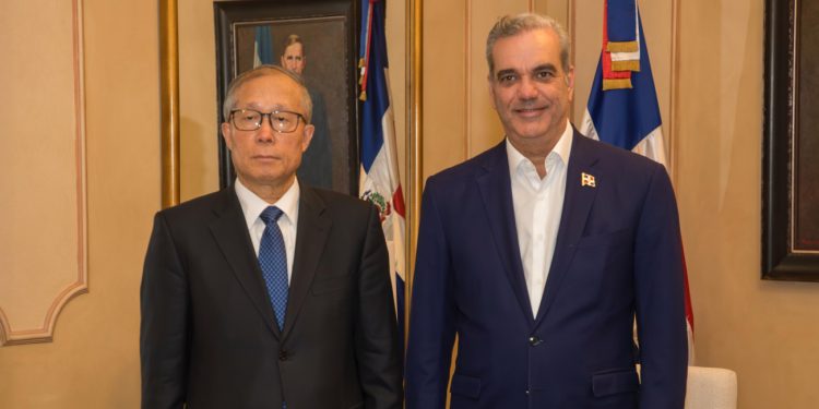 Presidente Abinader recibe en Palacio Nacional al vicepresidente de la Asamblea Nacional de la República Popular China, Li Hongzhong