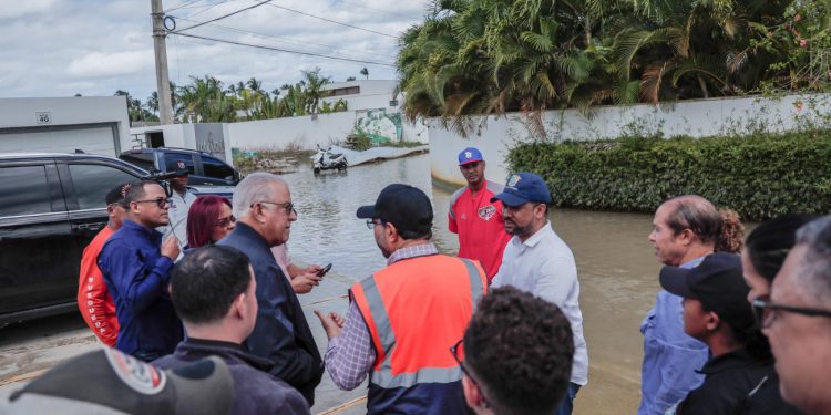 Ministro Administrativo y director del Indrhi acuden a Las Terrenas para constatar inundaciones y garantizar soluciones