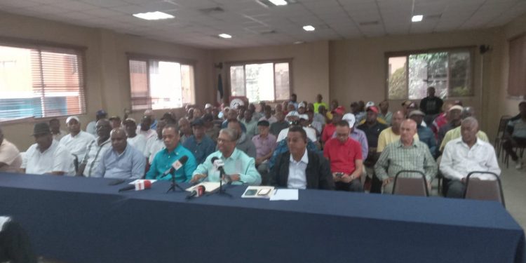 Advierten más de 30 mil trabajadores portuarios exigen el cumplimiento de la ley 199-02 que reglamenta el pago del bono navideño.