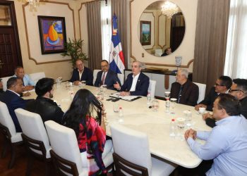 Presidente Abinader recibe a representantes de la Sociedad Dominicana de Artistas Intérpretes y Ejecutantes (Sodaie)