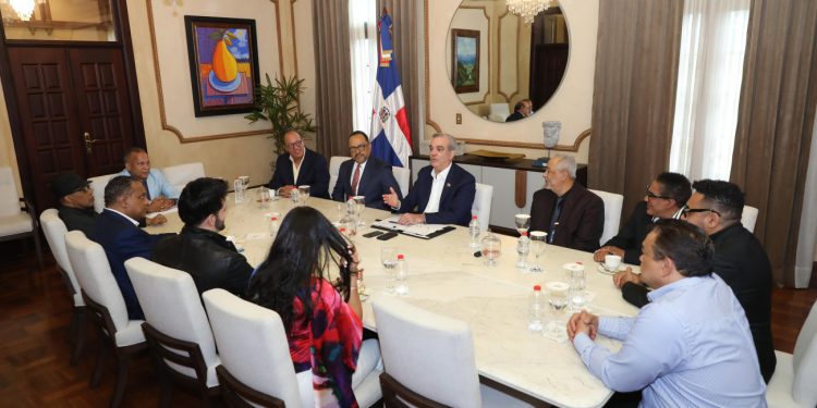 Presidente Abinader recibe a representantes de la Sociedad Dominicana de Artistas Intérpretes y Ejecutantes (Sodaie)