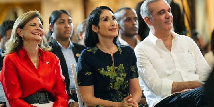 Primera dama da la bienvenida a la Navidad con encendido del árbol navideño en el Palacio Nacional