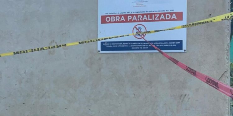 Al menos tres personas heridas tras desplome de local comercial en Santiago