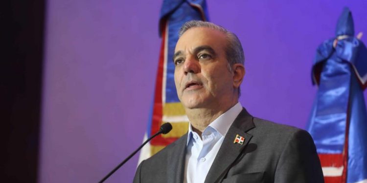 Luis Abinader lanza el programa "Tu Firma es tu Garantía" para financiar a microempresarias