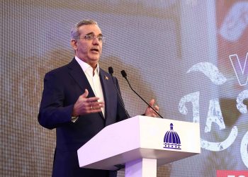 Abinader pide a legisladores limitar las exoneraciones de vehículos