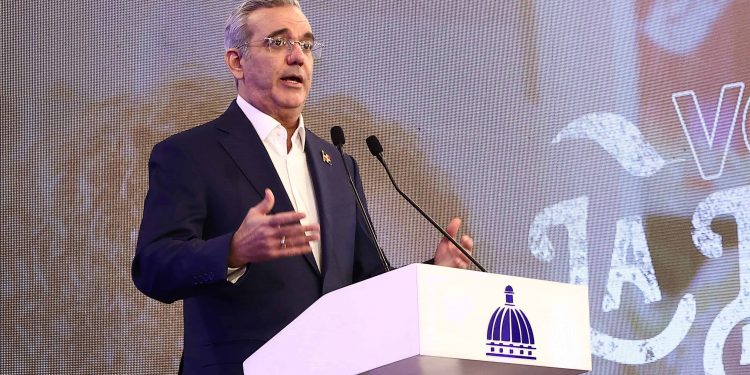 Abinader pide a legisladores limitar las exoneraciones de vehículos