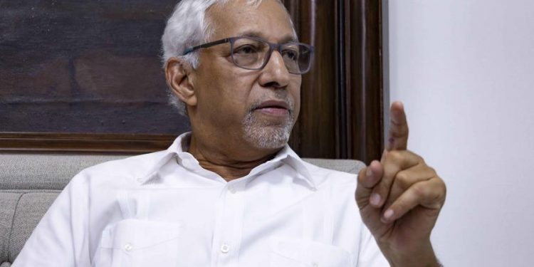 Profesores tenían una "relación impropia" con estudiante de 13 años, dice ministro de Educación