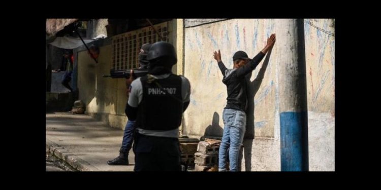 Policía y población luchan contra las bandas en Puerto Príncipe; han matado al menos 18 pandilleros