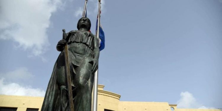 Dictan ocho años de cárcel a hombre acusado de violar menor y difundir pornografía infantil